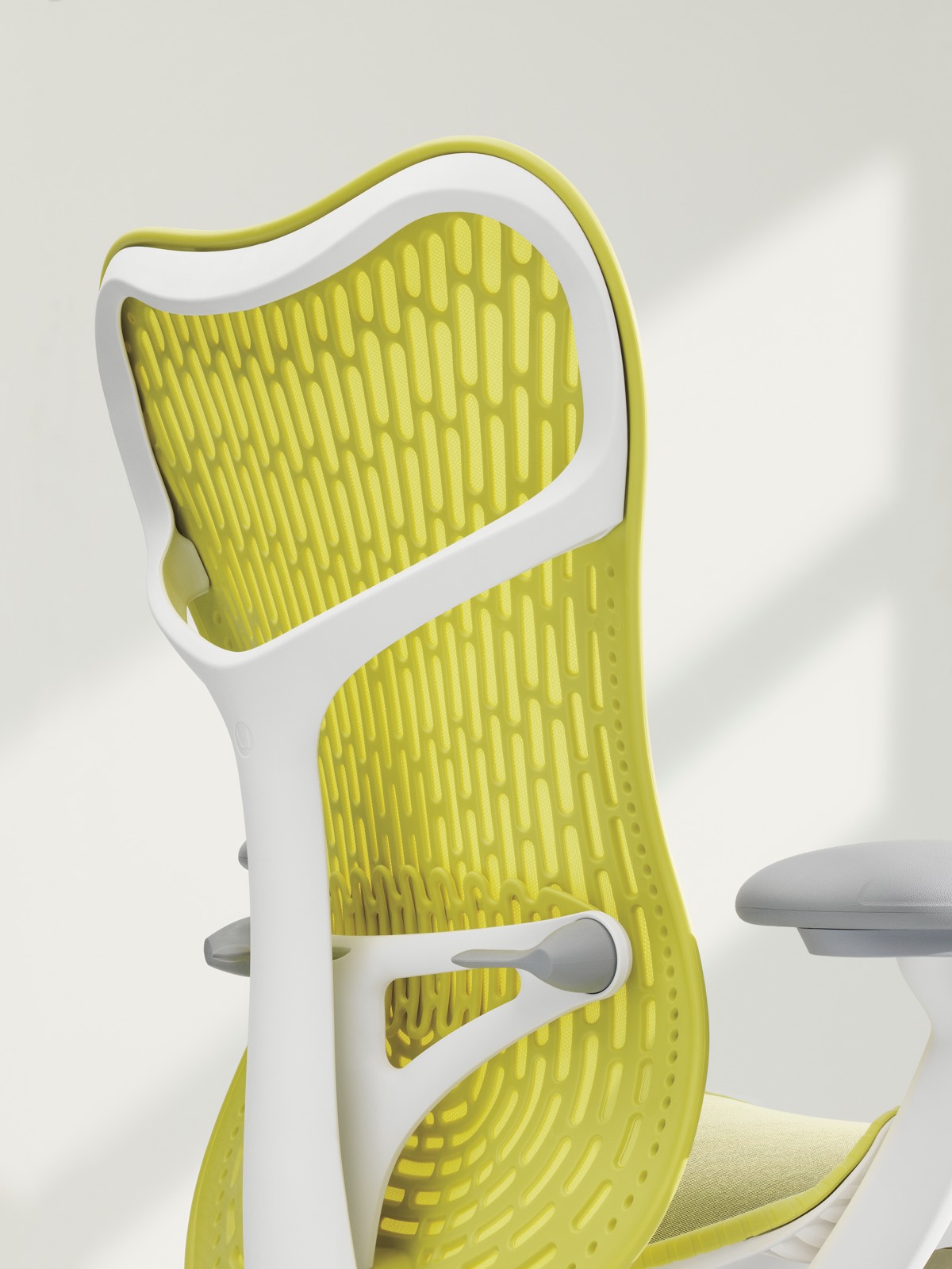 Achteraanzicht van een gele Mirra 2 bureaustoel.