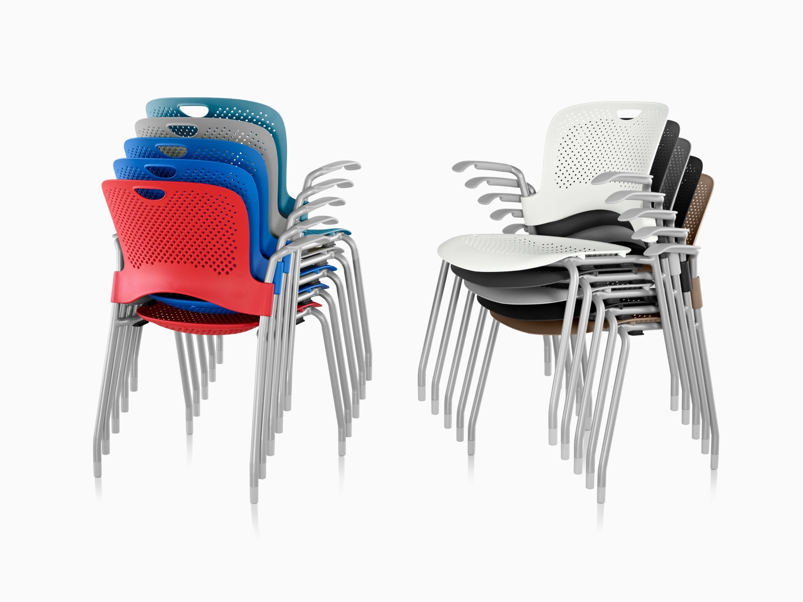Twee sets Caper stapelbare stoelen in verschillende kleuren, beide vijf hoog gestapeld.