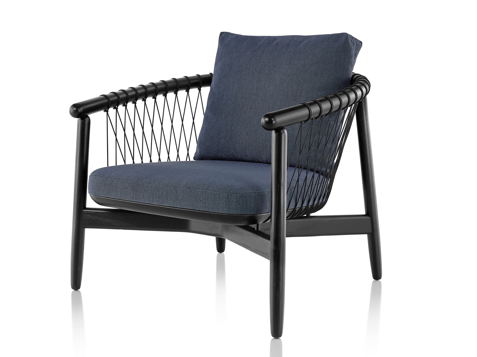 Marineblauwe gestoffeerde Crosshatch-stoel met zwart houten frame, vanaf de voorkant gezien in een hoek.
