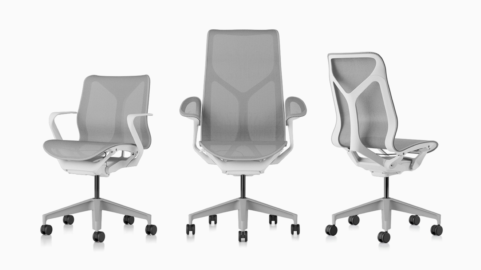 Low-back, high-back en mid-back Cosm ergonomische bureaustoelen met onderstellen en frames in Studio White en ophangingsmaterialen in Mineral lichtgrijs.