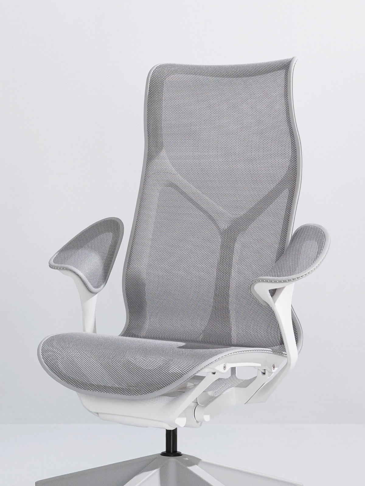 Een Mineral grijze Cosm hoge stoel met een wit frame en bladarmen op een lichtgrijze achtergrond.