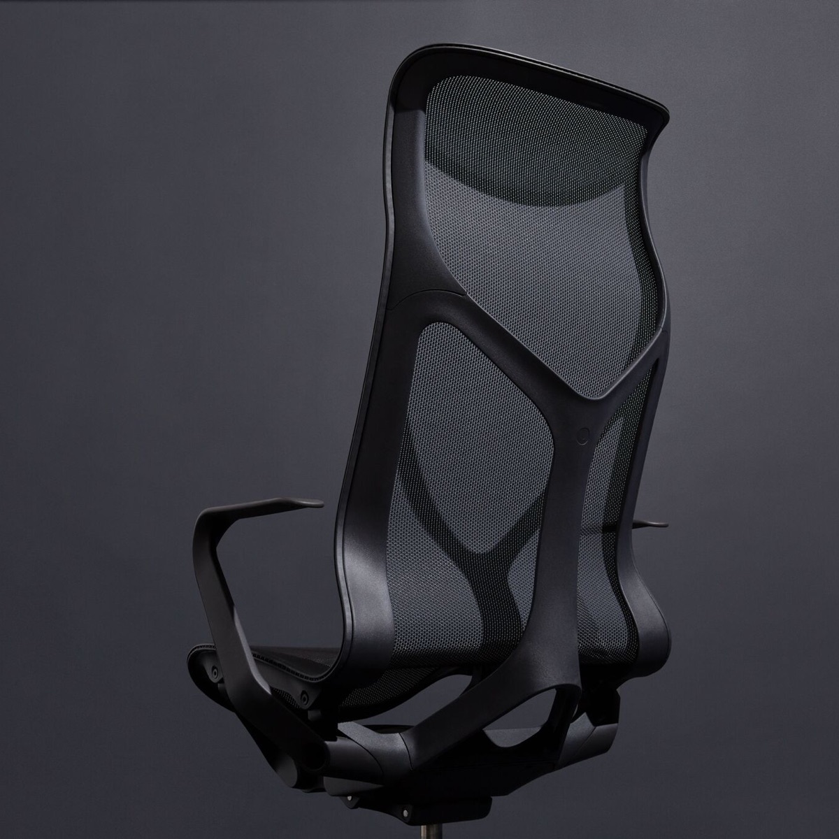 Een Grafskleurige Cosm ergonomische bureaustoel met hoge rugleuning en vaste armen op een donkergrijze achtergrond.